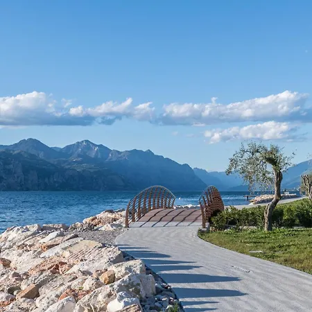 Lola Brenzone sul Garda
