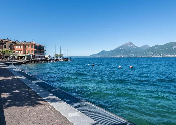 Lola Brenzone sul Garda